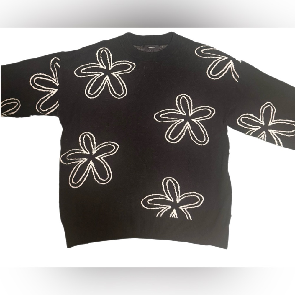 🖤Black Sweater with All Over White Floral Design EUC🖤